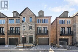 260 Eagle St in Newmarket, ON - Building Photo