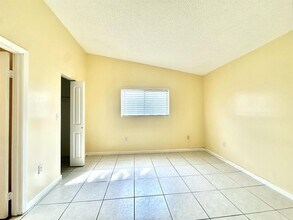 251 Palm Cir W, Unit 206 in Pembroke Pines, FL - Foto de edificio - Building Photo