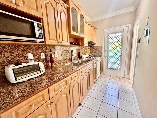 6490 Collins Ave in Miami Beach, FL - Building Photo - Building Photo