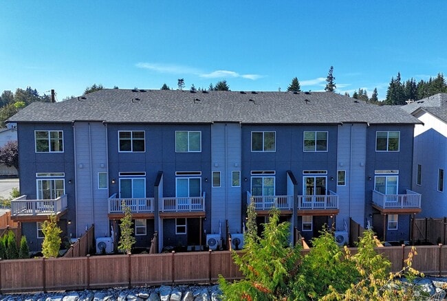 15613 Admiralty Way in Lynnwood, WA - Building Photo - Building Photo
