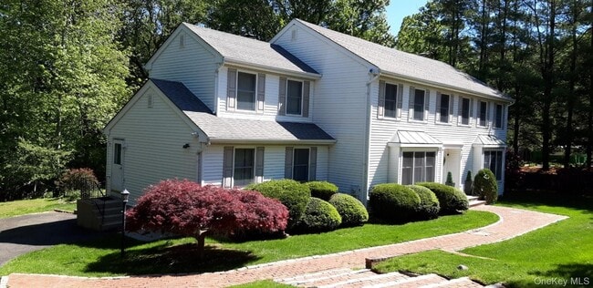 property at 28 Ledgewood Cir