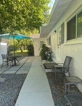 1097 Highlands Dr, Unit 4 in Naples, FL - Building Photo - Building Photo