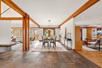 9815 Vineyard Crest in Bellevue, WA - Building Photo - Building Photo