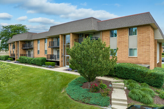 Riverland Woods Apartments in Sterling Heights, MI - Building Photo - Building Photo