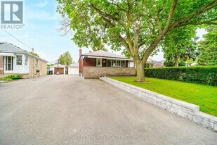 21 Miramar Crescent in Toronto, ON - Building Photo