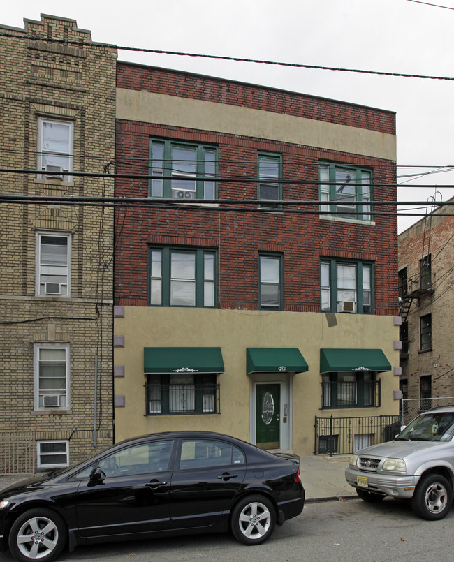 213 Woodward St in Jersey City, NJ - Building Photo - Building Photo