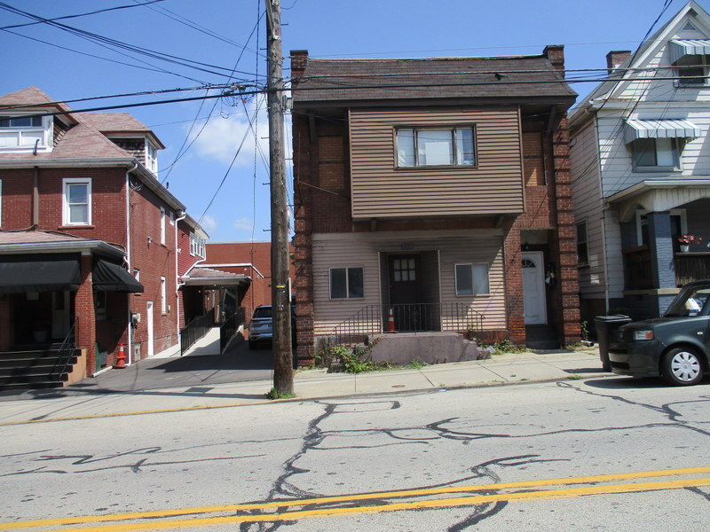 551 8th St, Unit #2B in Ambridge, PA - Building Photo
