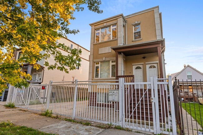 2028 N Hamlin Ave in Chicago, IL - Building Photo - Building Photo