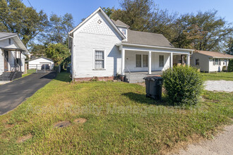221 Hawthorne Ave in Knoxville, TN - Foto de edificio - Building Photo
