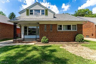 24111 Edgehill Dr in Beachwood, OH - Building Photo