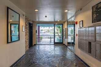 Westmount Drive Apartments in West Hollywood, CA - Building Photo - Building Photo