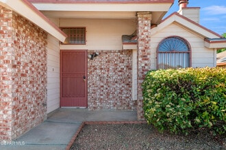 5612 Mickey Mantle Ave in El Paso, TX - Foto de edificio - Building Photo
