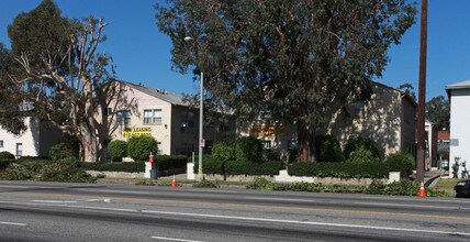 Woodman Apartments in Van Nuys, CA - Foto de edificio - Building Photo