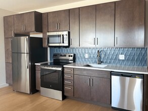 Warren Village Alameda Apartments in Burbank, CA - Foto de edificio - Building Photo