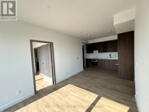 25 McMahon Dr in Toronto, ON - Building Photo - Building Photo