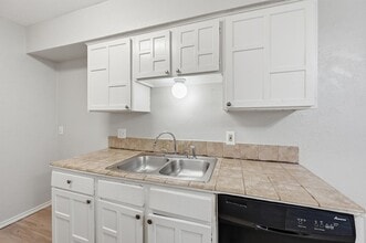 1718 Dorchester Dr in Arlington, TX - Building Photo - Building Photo