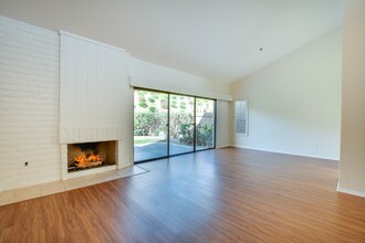 1828 Caminito Ascua in San Diego, CA - Foto de edificio - Building Photo