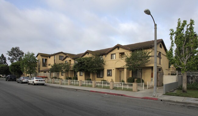 1401-1409 Peckham St in Fullerton, CA - Foto de edificio - Building Photo