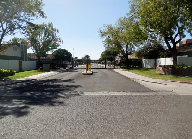 127 E Danbury Rd in Phoenix, AZ - Building Photo - Building Photo