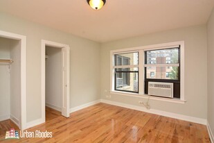 556 W Arlington Pl, Unit M08B in Chicago, IL - Foto de edificio - Building Photo