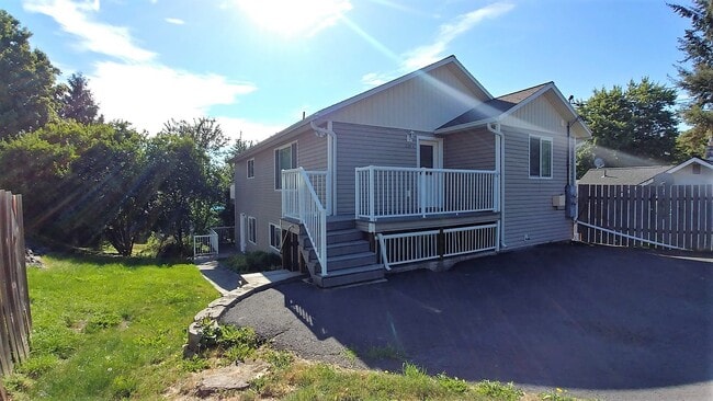 530 SW Winter Cir, Unit Lower