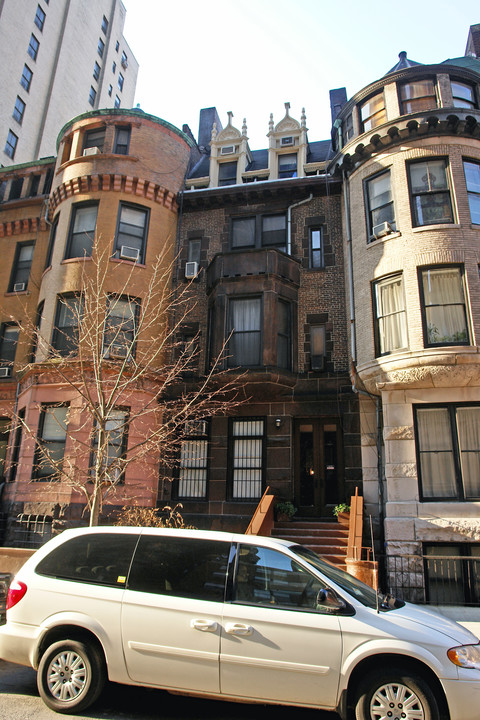 250 W 73rd St in New York, NY - Building Photo