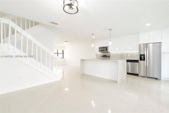 6080 W 26th Ct in Hialeah, FL - Building Photo - Building Photo