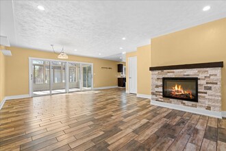 2353 Hulett Rd in Okemos, MI - Foto de edificio - Building Photo