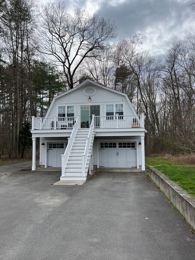 129 Barton Rd, Unit 1 in Stow, MA - Foto de edificio - Building Photo