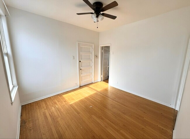 2908 N Springfield Ave, Unit 2R in Chicago, IL - Foto de edificio - Building Photo