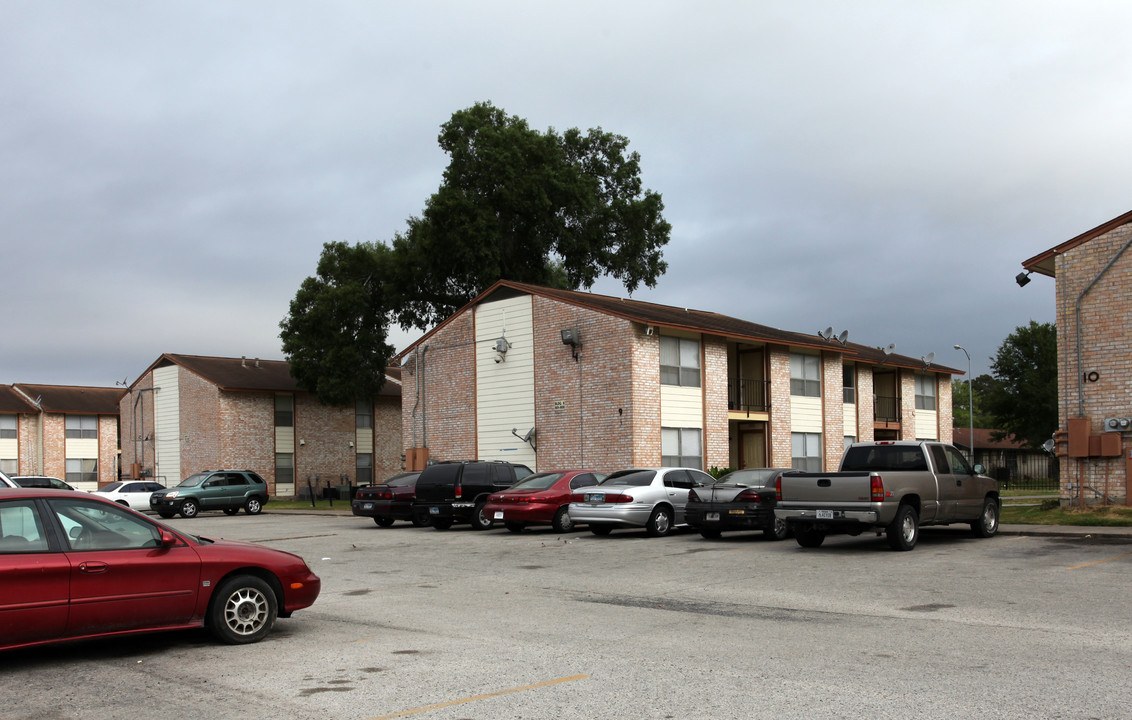 Sterling Shire Apartments in Houston, TX - Building Photo