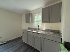 1927 W Mayfield Blvd, Unit 509 in San Antonio, TX - Building Photo - Building Photo