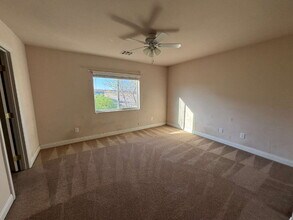 9184 Raccoon Creek Ln in Las Vegas, NV - Building Photo - Building Photo