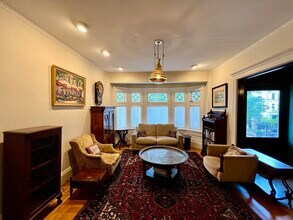 736 Washington St, Unit 1 in Brookline, MA - Foto de edificio - Building Photo