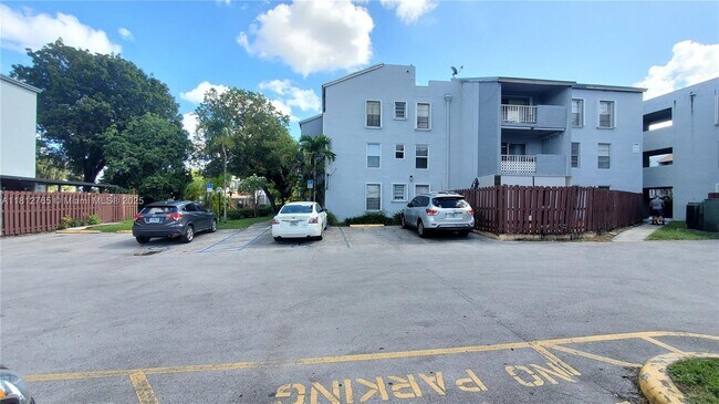 6095 W 18th Ave in Hialeah, FL - Foto de edificio - Building Photo