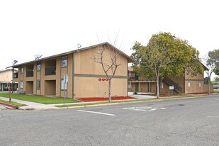 300 E School Ave in Visalia, CA - Building Photo
