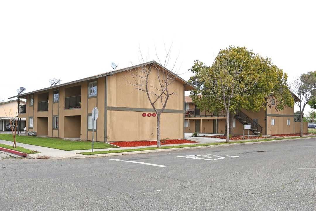 300 E School Ave in Visalia, CA - Foto de edificio