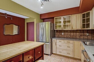 405 Langley Rd, Unit 2-B in Newton, MA - Foto de edificio - Building Photo