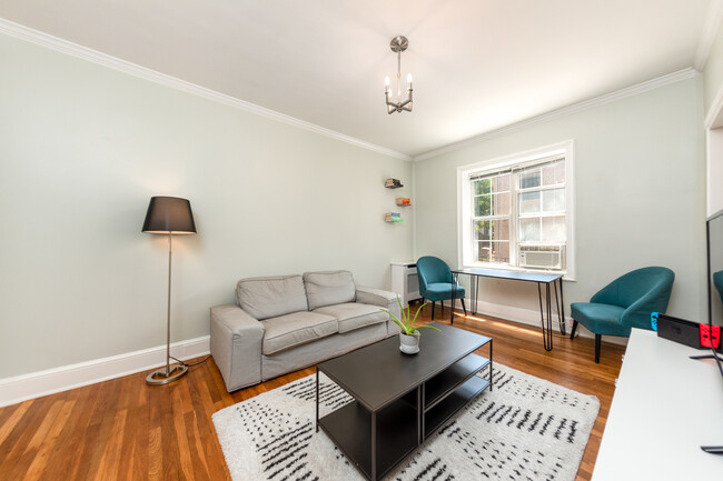 1711 35th St NW, Unit 5 in Washington, DC - Foto de edificio - Building Photo