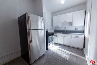 661 Shatto Pl in Los Angeles, CA - Foto de edificio - Building Photo