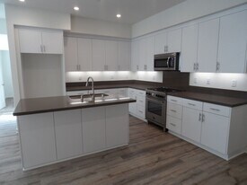 122 Leafy Twig in Irvine, CA - Building Photo