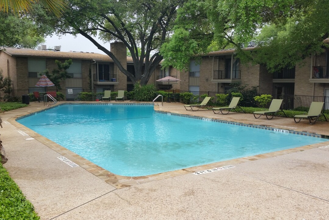 La Paloma Apartments in San Antonio, TX - Building Photo