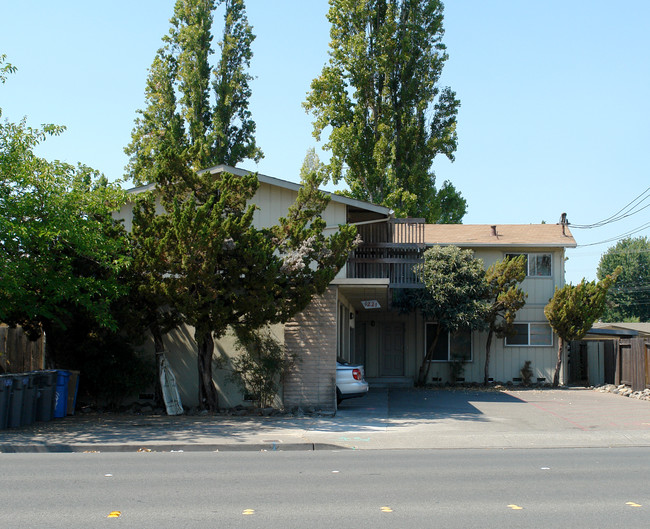 1221 Yulupa Ave in Santa Rosa, CA - Building Photo - Building Photo