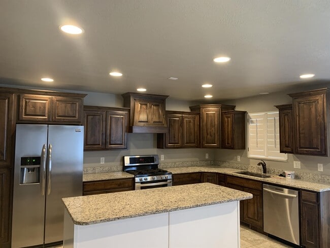 1452 Dunbar Ln in Syracuse, UT - Building Photo - Building Photo
