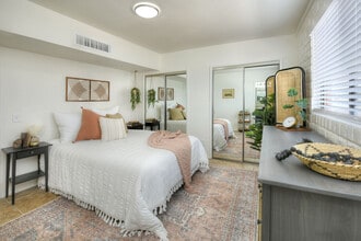 Las Villas in Tucson, AZ - Building Photo - Building Photo