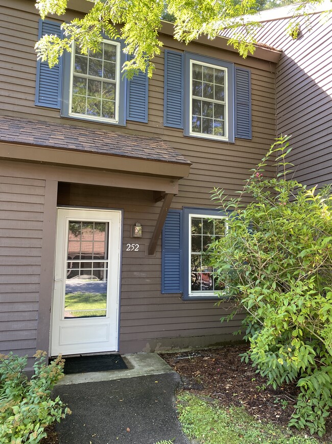 252 Twin Oaks Ter, Unit 252 in South Burlington, VT - Building Photo - Building Photo