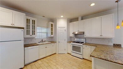 6052 Magnolia Pl E in Mobile, AL - Building Photo - Building Photo