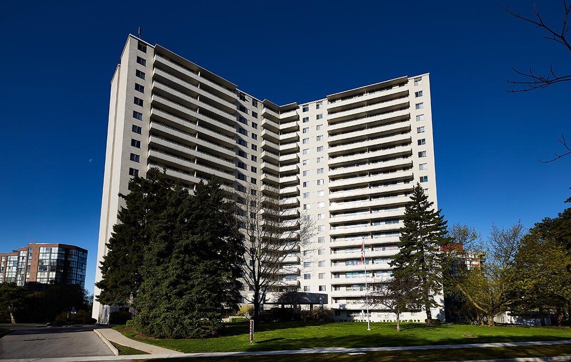 2170 Sherobee Road in Mississauga, ON - Building Photo