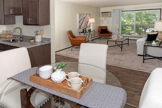 Burnsville Parkway Apartments in Burnsville, MN - Building Photo - Building Photo