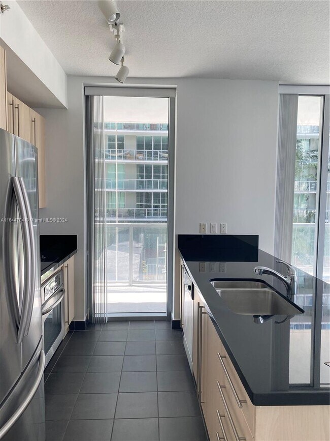 1111 SW 1st Ave, Unit 1014 in Miami, FL - Foto de edificio - Building Photo
